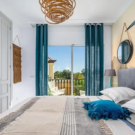 בית נופש Luxurious 4br Designer Retreat In *