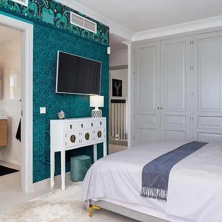 Luxurious 4br Designer Retreat In בית נופש *