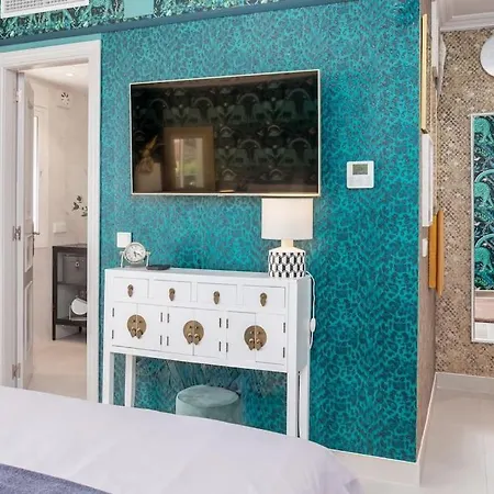 Luxurious 4br Designer Retreat In * מארבלה
