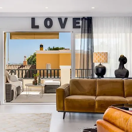 Luxurious 4br Designer Retreat In מארבלה