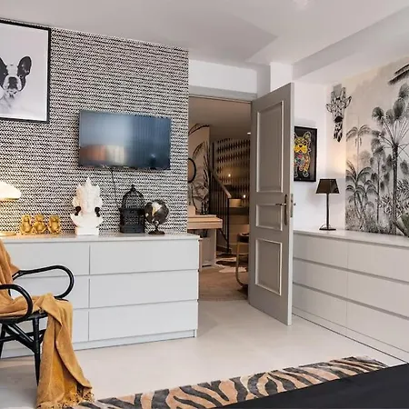 Luxurious 4br Designer Retreat In * מארבלה