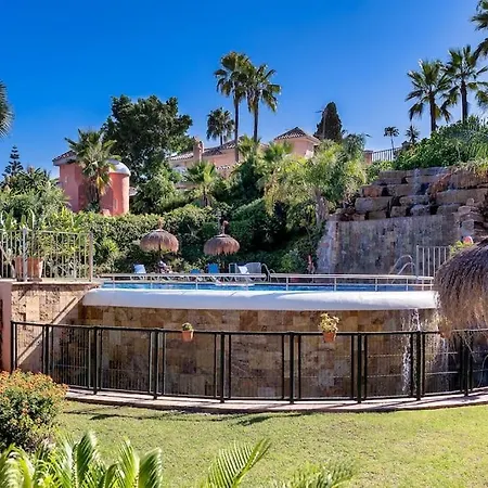 Luxurious 4br Designer Retreat In * מארבלה