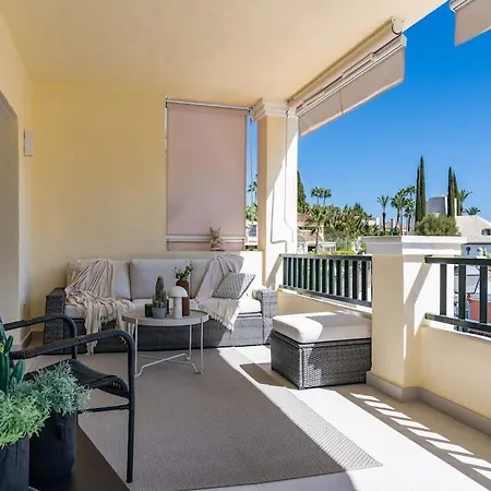 Luxurious 4br Designer Retreat In מארבלה