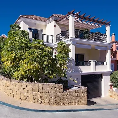 Luxurious 4br Designer Retreat In בית נופש מארבלה