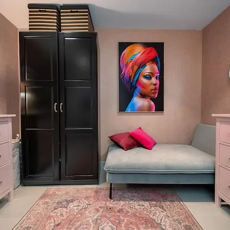 Luxurious 4br Designer Retreat In מארבלה
