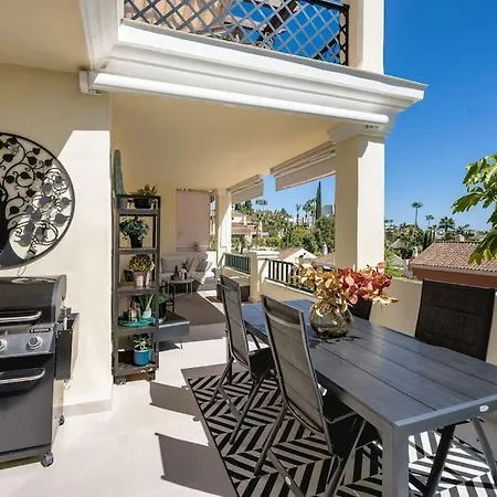 Luxurious 4br Designer Retreat In * מארבלה