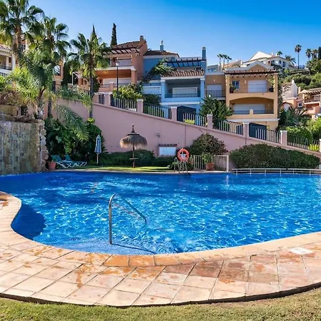 Luxurious 4br Designer Retreat In * מארבלה
